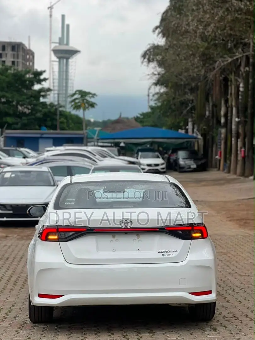 Toyota Corolla SE 2026 White