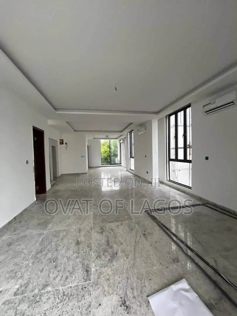 5bdrm House in Banana Island for sale