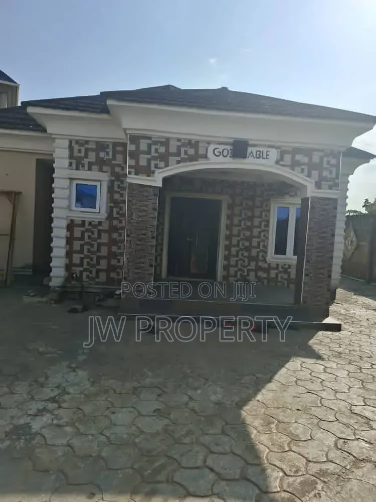 5bdrm Bungalow in Unique Estate, Baruwa for sale