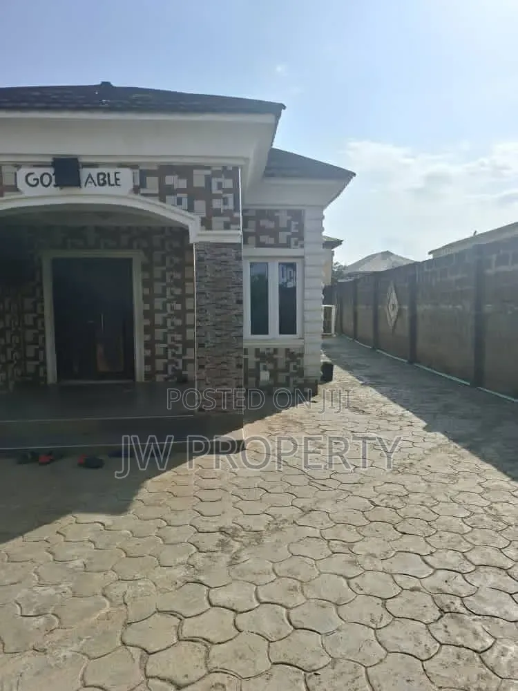 5bdrm Bungalow in Unique Estate, Baruwa for sale