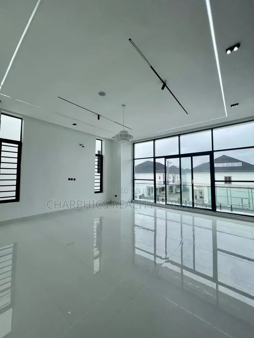 5bdrm Duplex in Lekki Phase 2 for sale