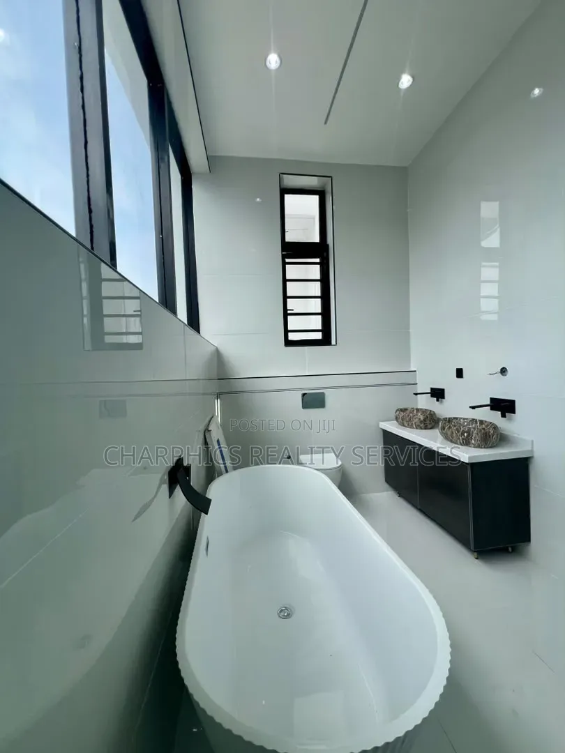 5bdrm Duplex in Lekki Phase 2 for sale