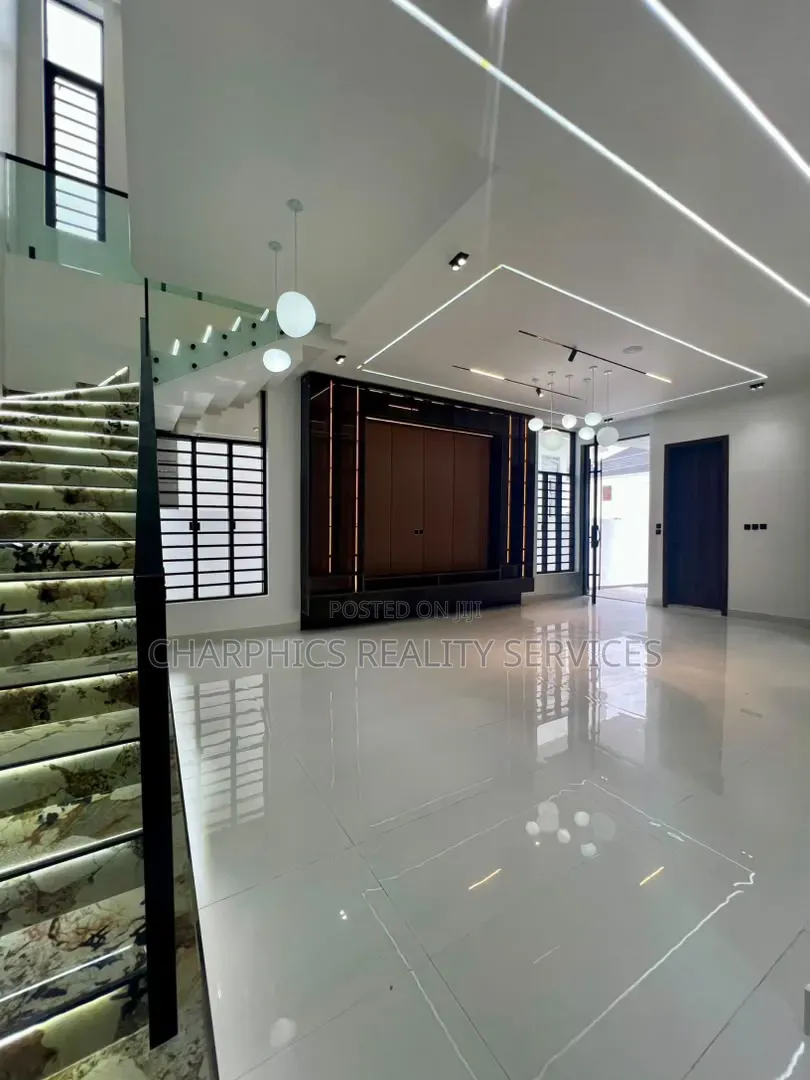 5bdrm Duplex in Lekki Phase 2 for sale