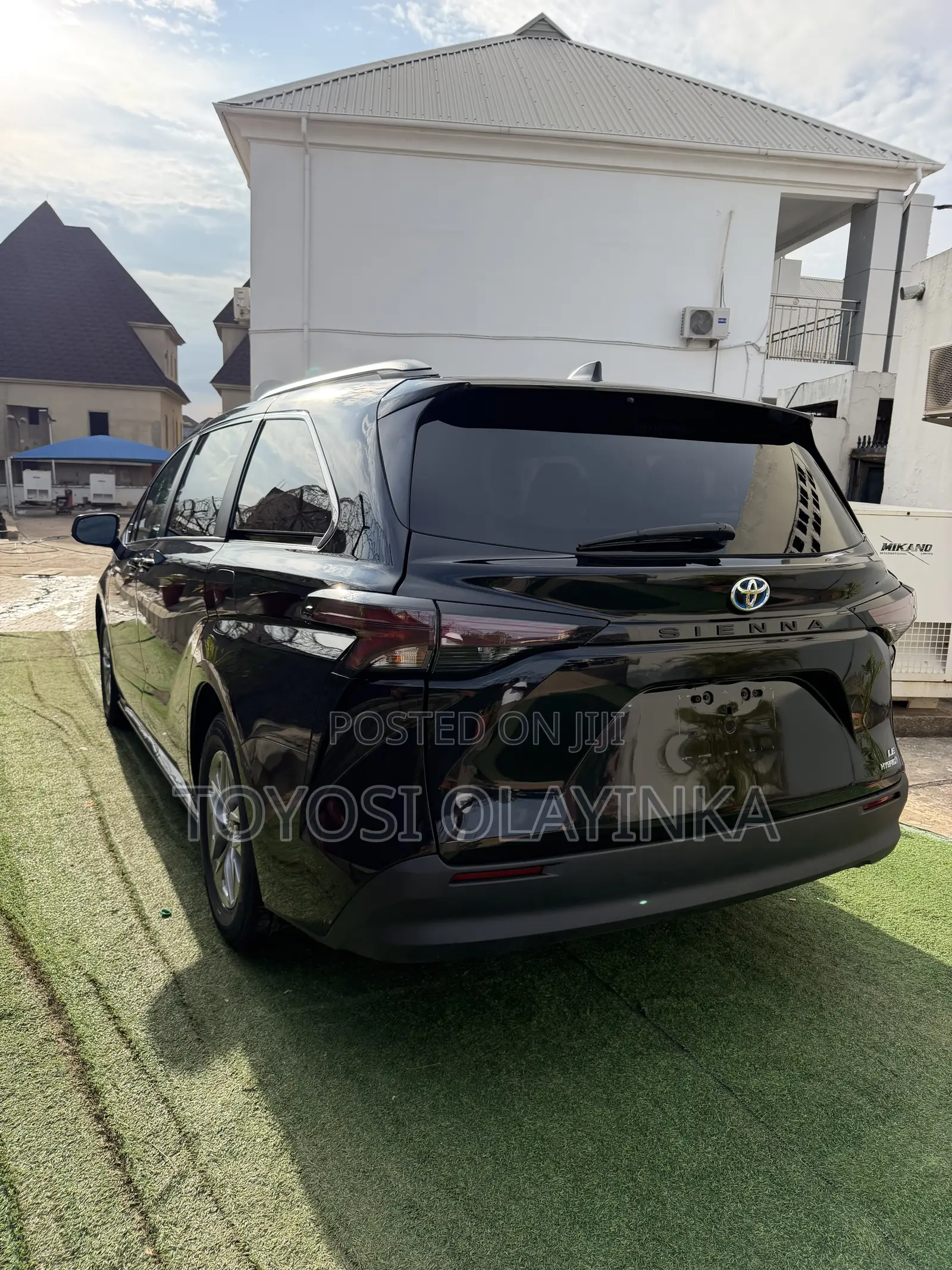 Toyota Sienna XLE 7-Passenger AWD 2025 Black