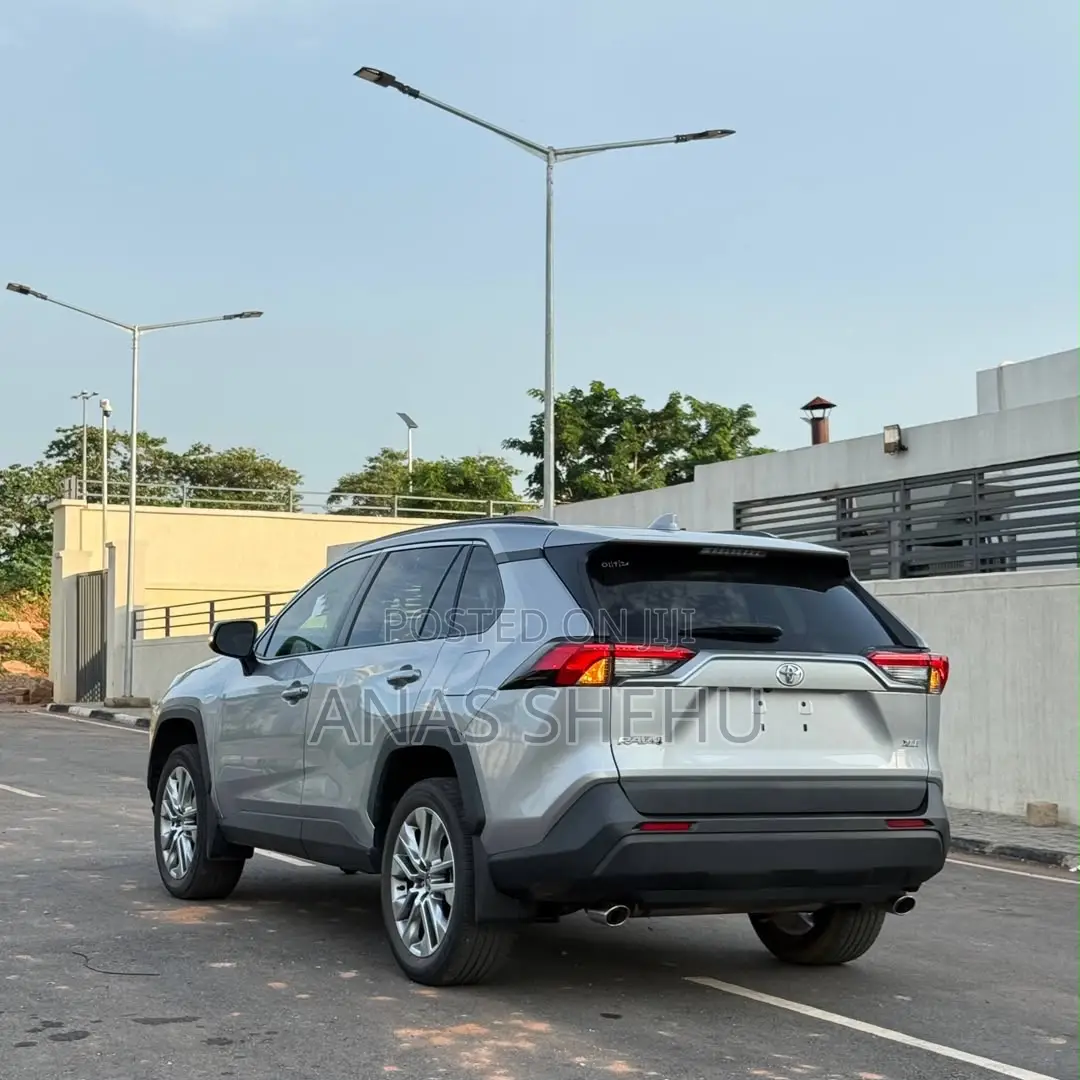 Toyota RAV4 XLE AWD 2024 Silver