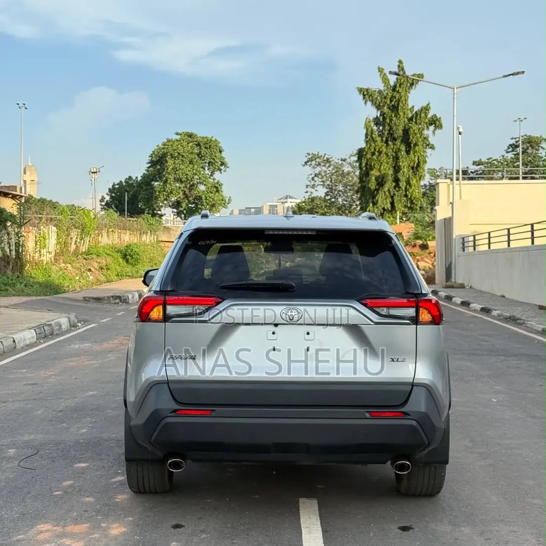 Toyota RAV4 XLE AWD 2024 Silver