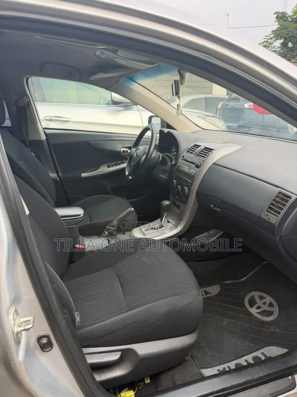 Toyota Corolla LE 4dr Sedan (1.8L 4cyl 4A) 2010 Silver