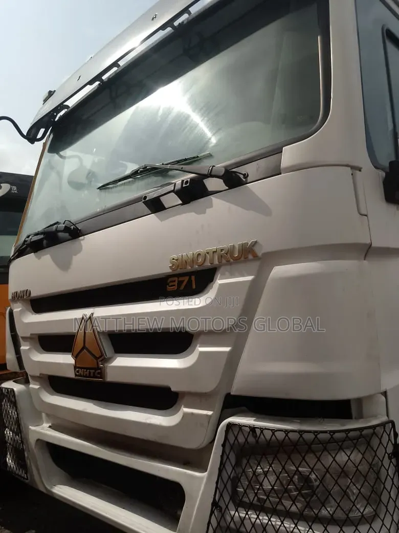 Super Clean Foreign Used Howo Truck 12 Tires