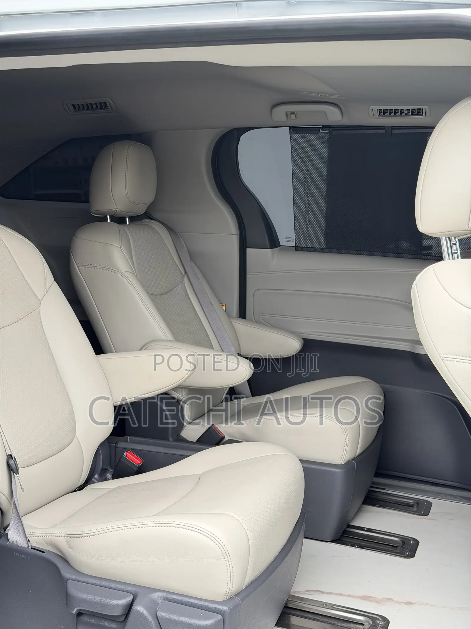Toyota Sienna LE 2022 White