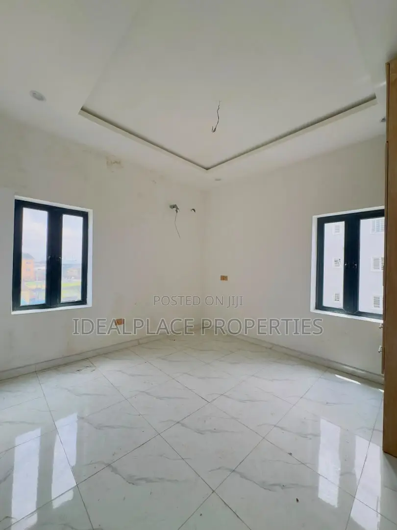2bdrm Apartment in Surulere for sale