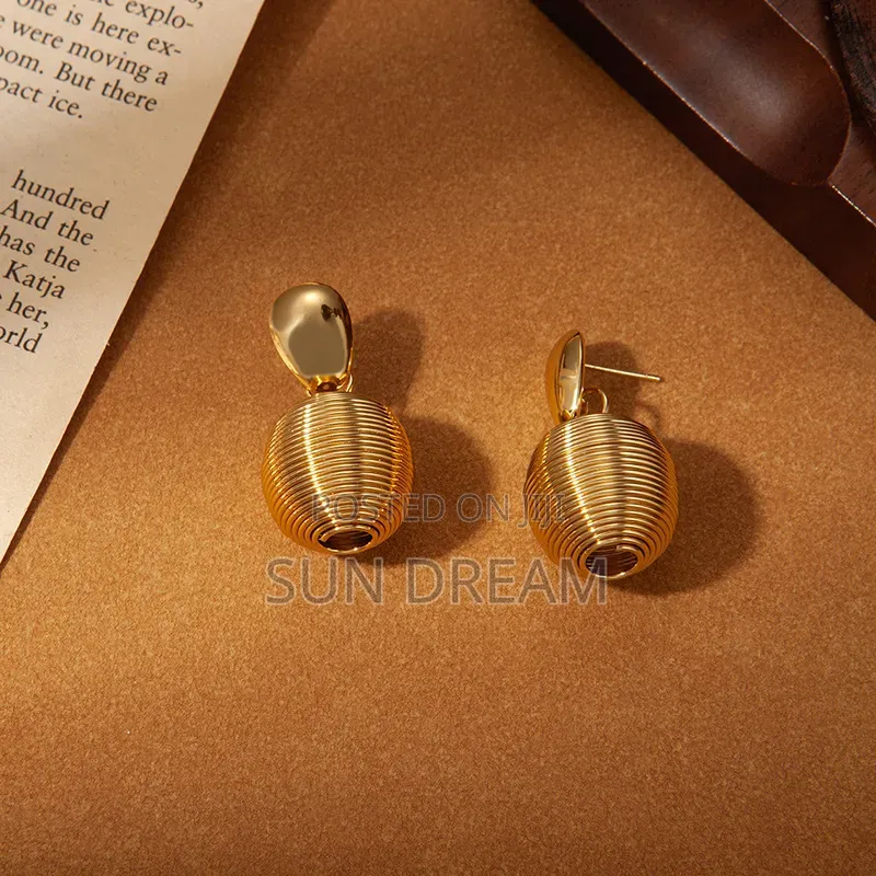Golden Ball Pendant Woman Fashion Earrings