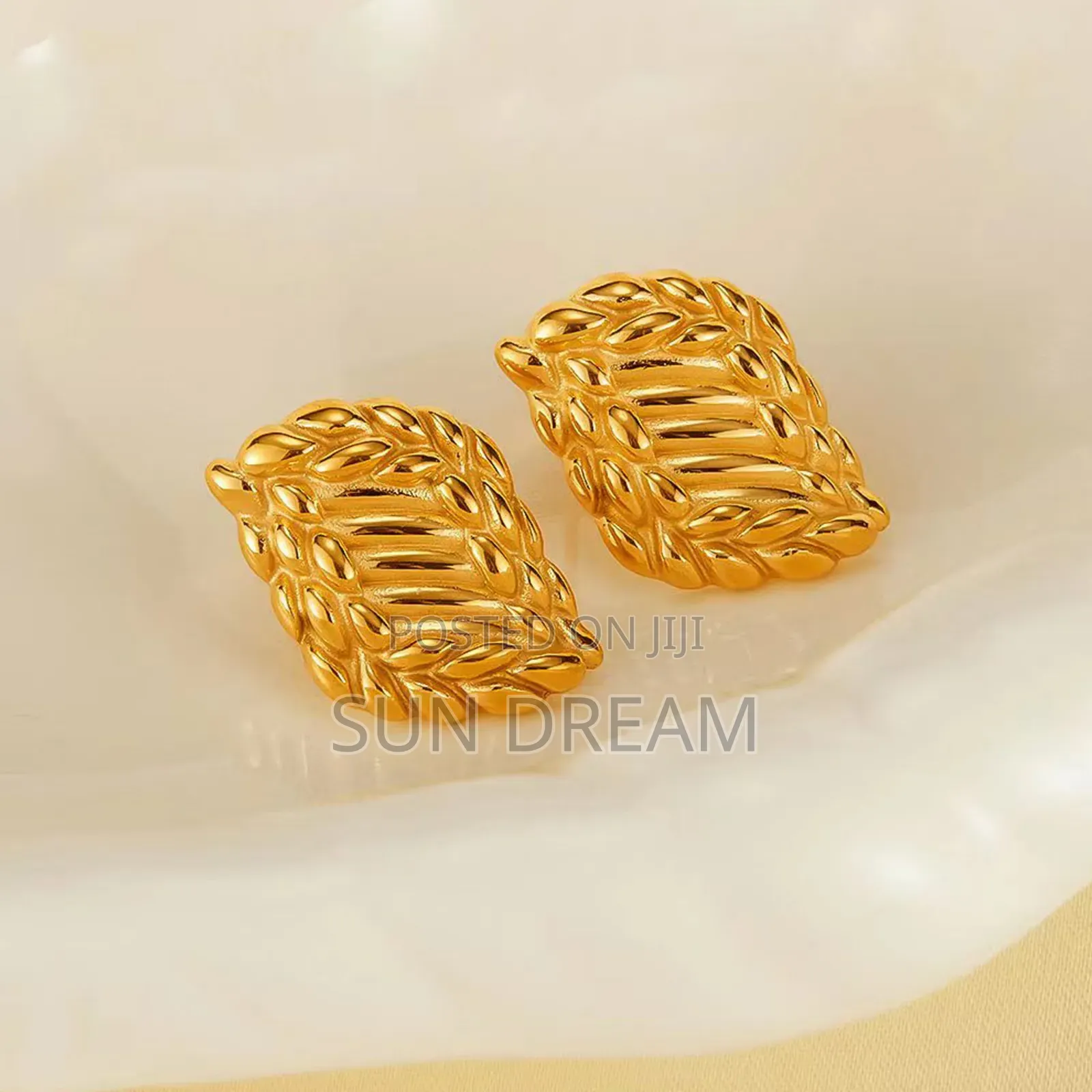 Beautiful Vintage Golden Ladies Earrings