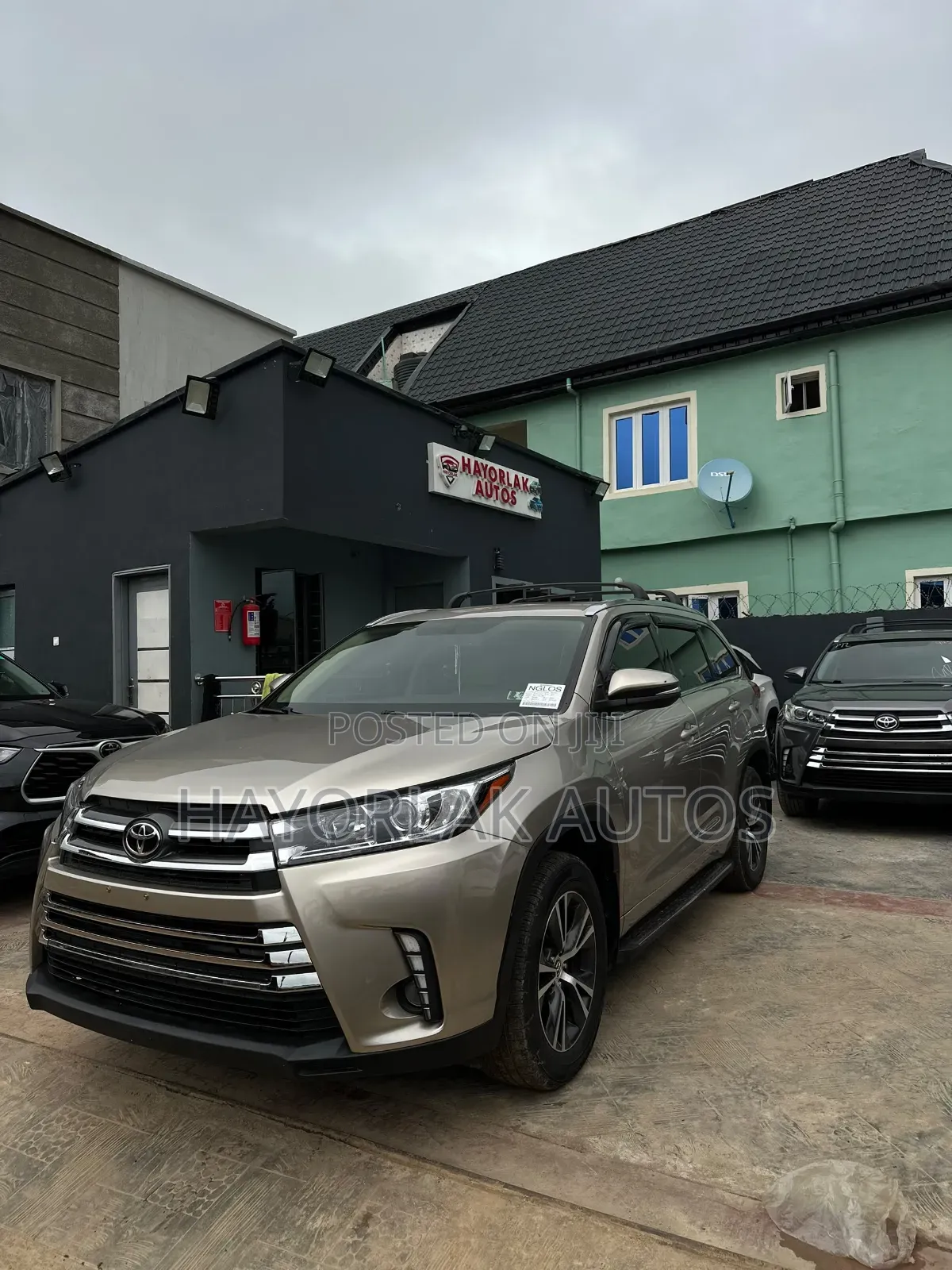 Toyota Highlander XLE V6 4x4 (3.5L 6cyl 6A) 2016 Gold