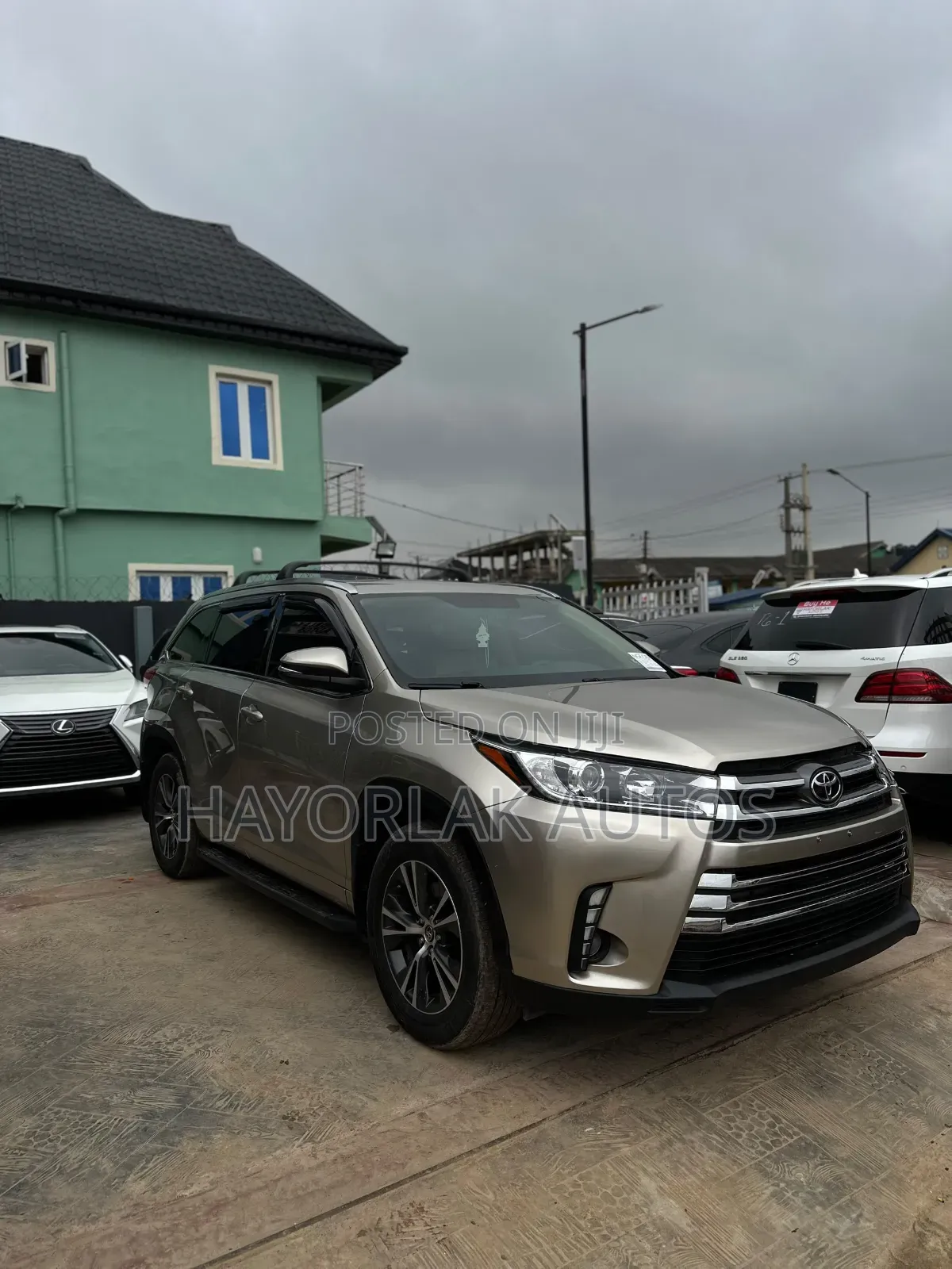 Toyota Highlander XLE V6 4x4 (3.5L 6cyl 6A) 2016 Gold