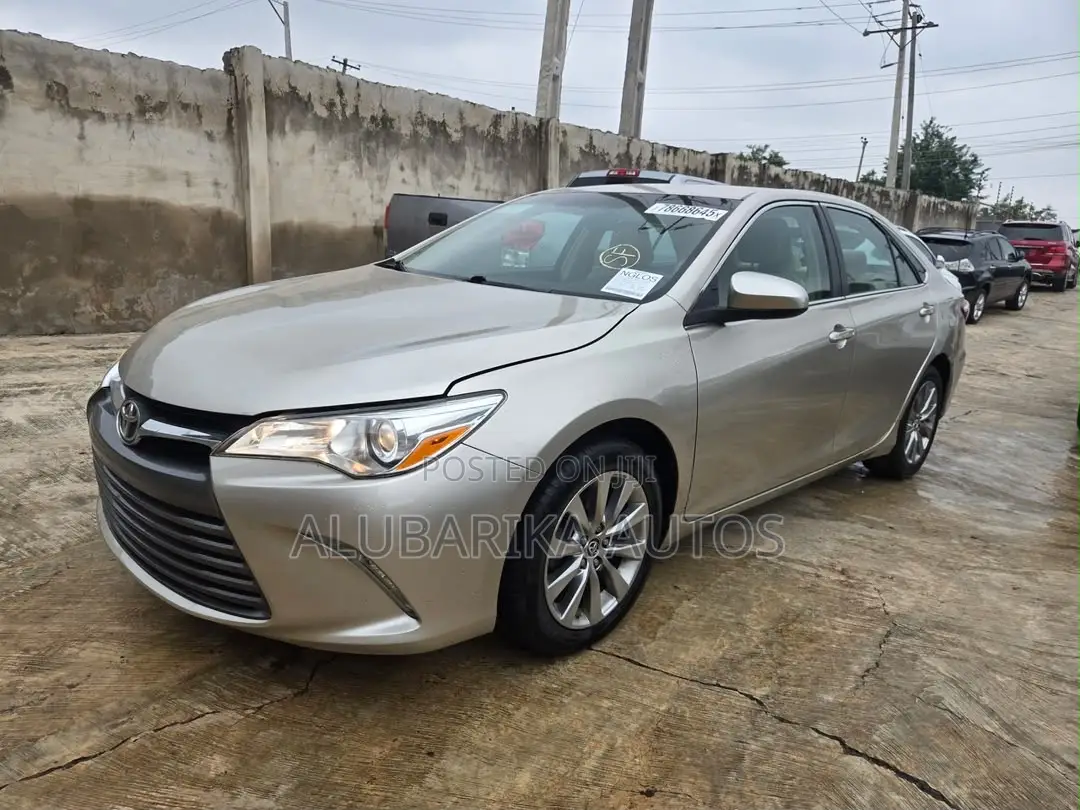 Toyota Camry 2016 Gold