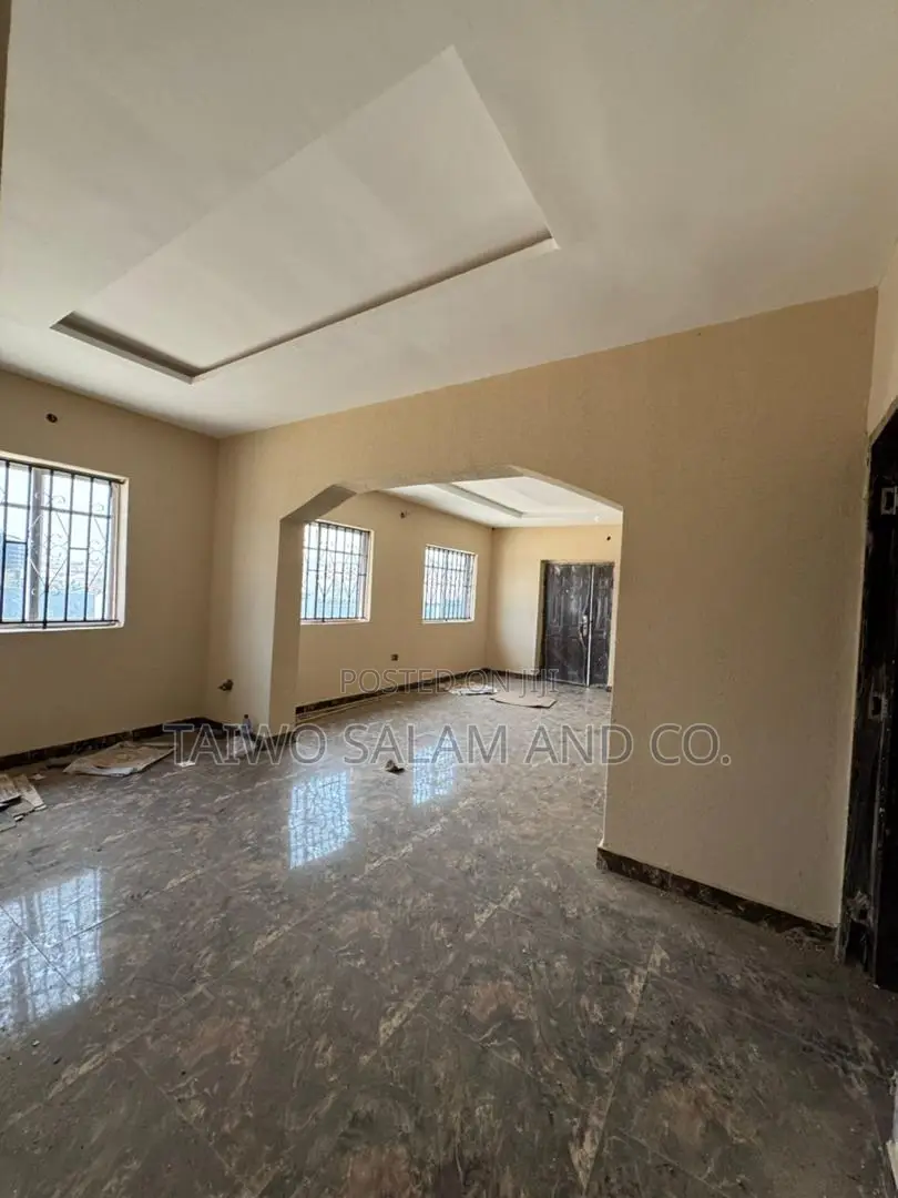 2bdrm Room & Parlour in Ibadan Polytechnic/University for sale