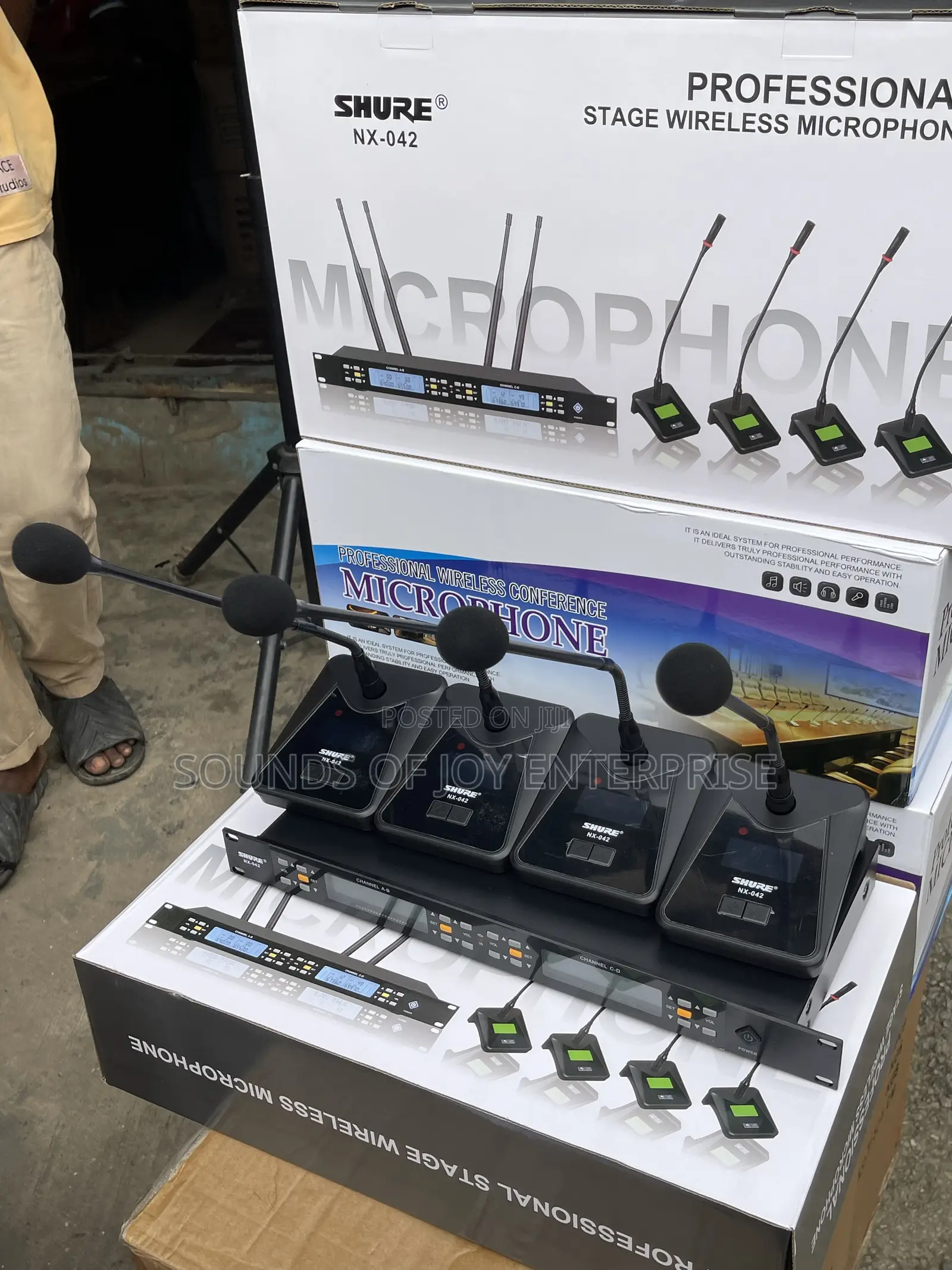 This Set Is a 4-Channel UHF Wireless Conference Microphone System.