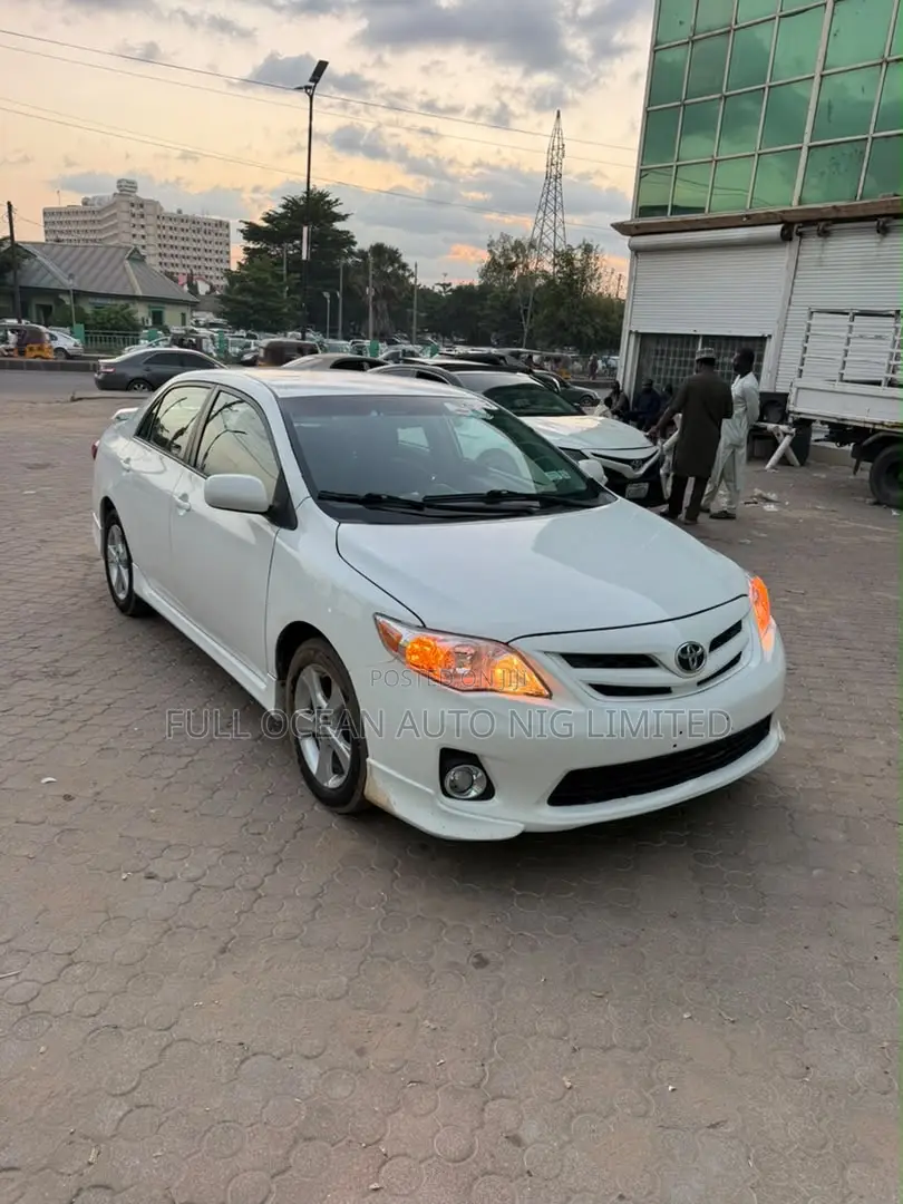 Toyota Corolla S Special Edition 4dr Sedan (1.8L 4cyl 4A) 2013 White