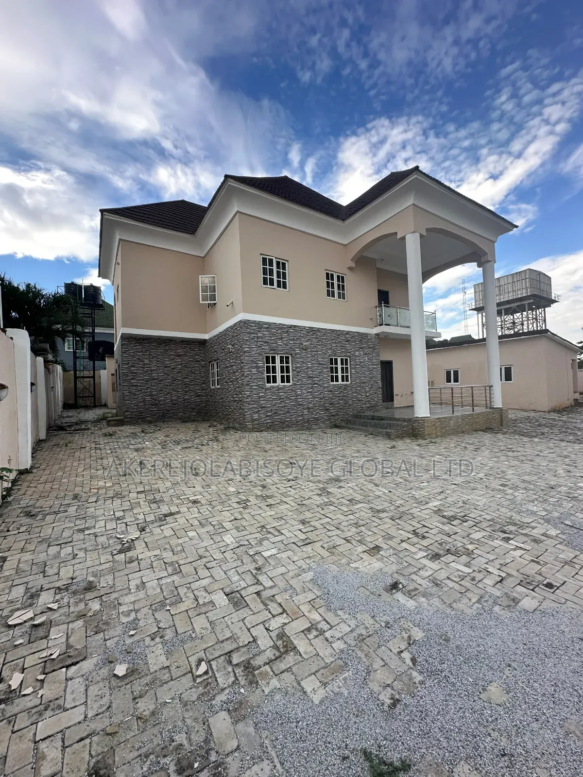 4bdrm Duplex in In An Estate After for rent