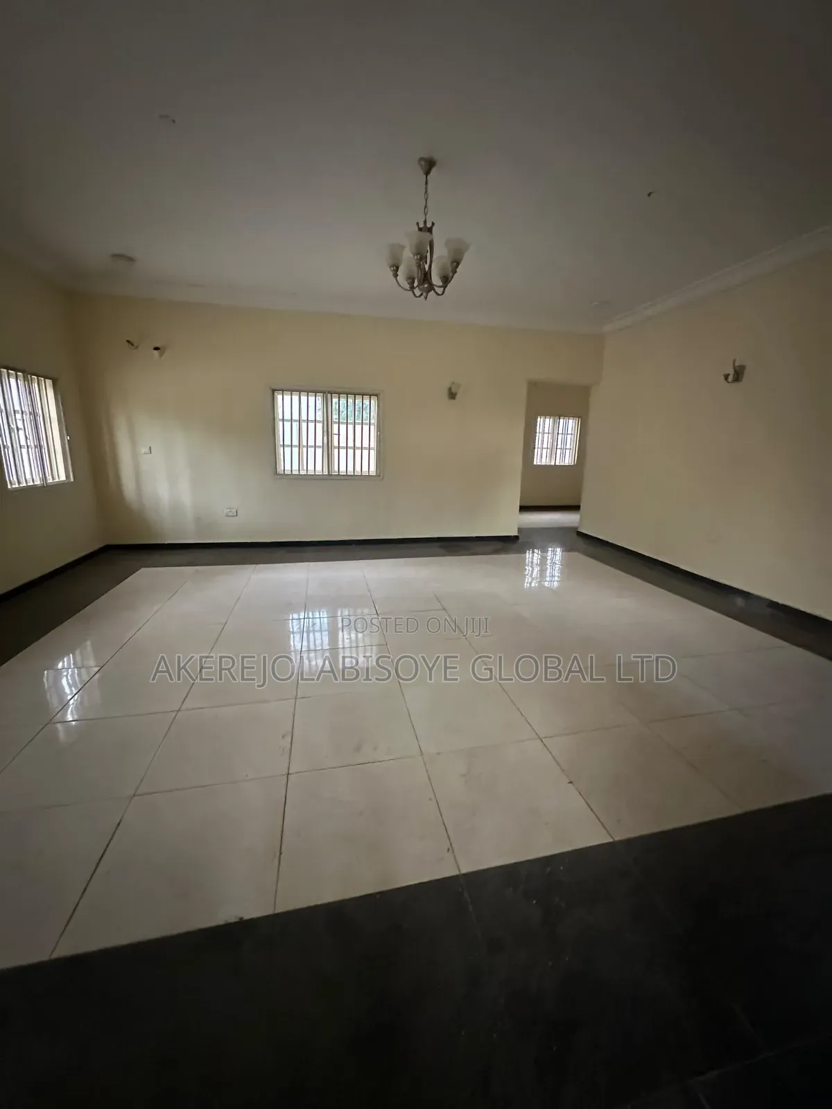 4bdrm Duplex in In An Estate After for rent