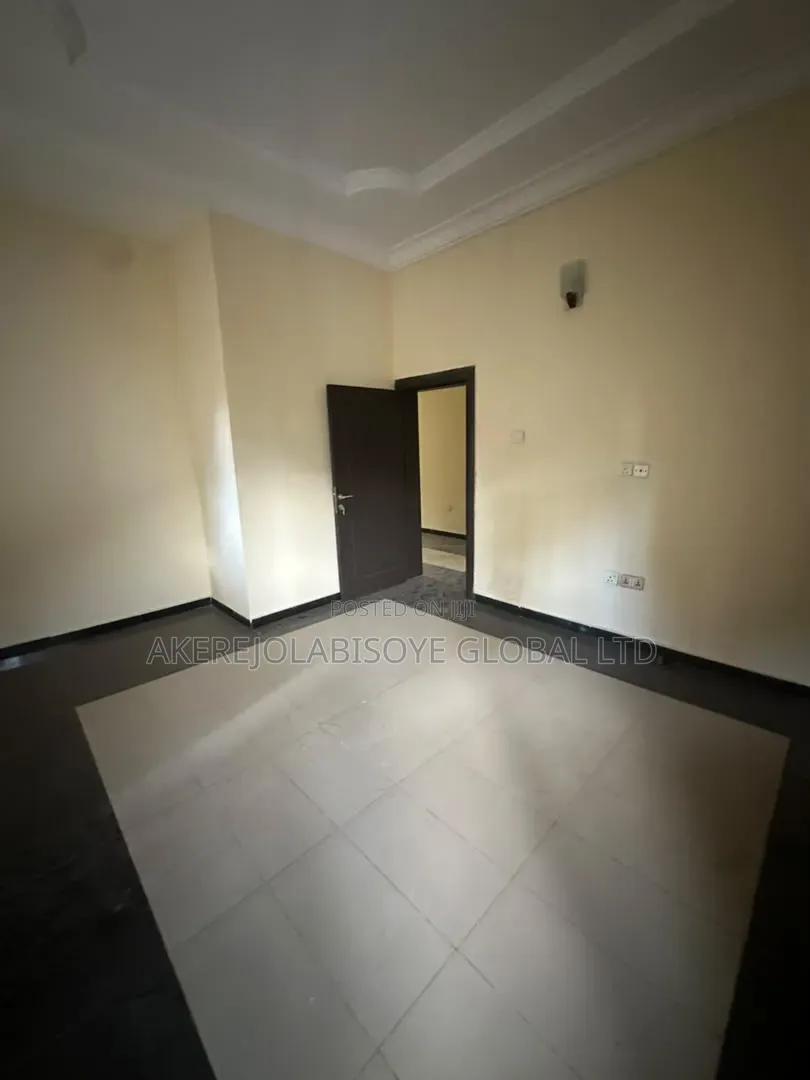 4bdrm Duplex in In An Estate After for rent