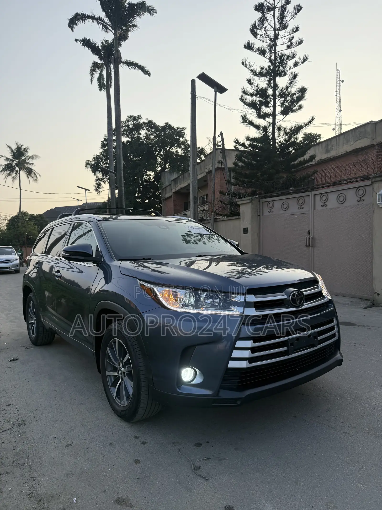 Toyota Highlander XLE 4x4 V6 (3.5L 6cyl 8A) 2017 Blue