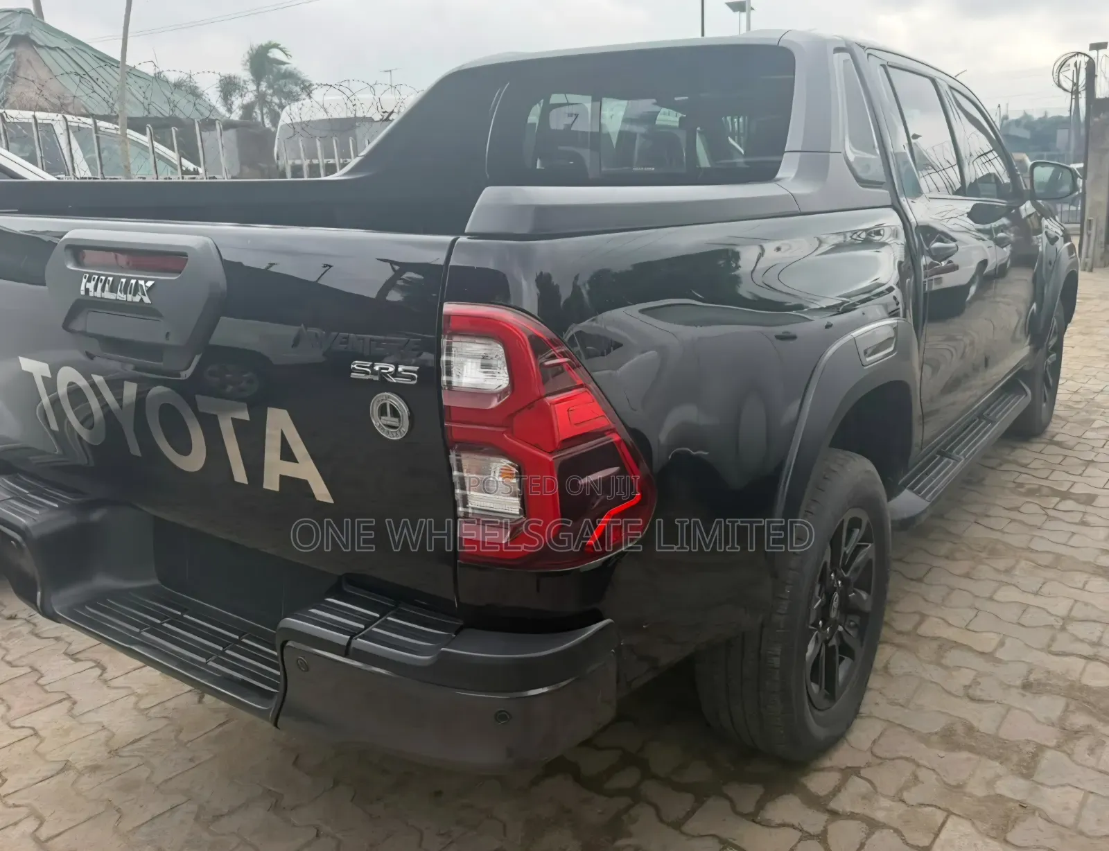 Toyota Hilux 2021 Black