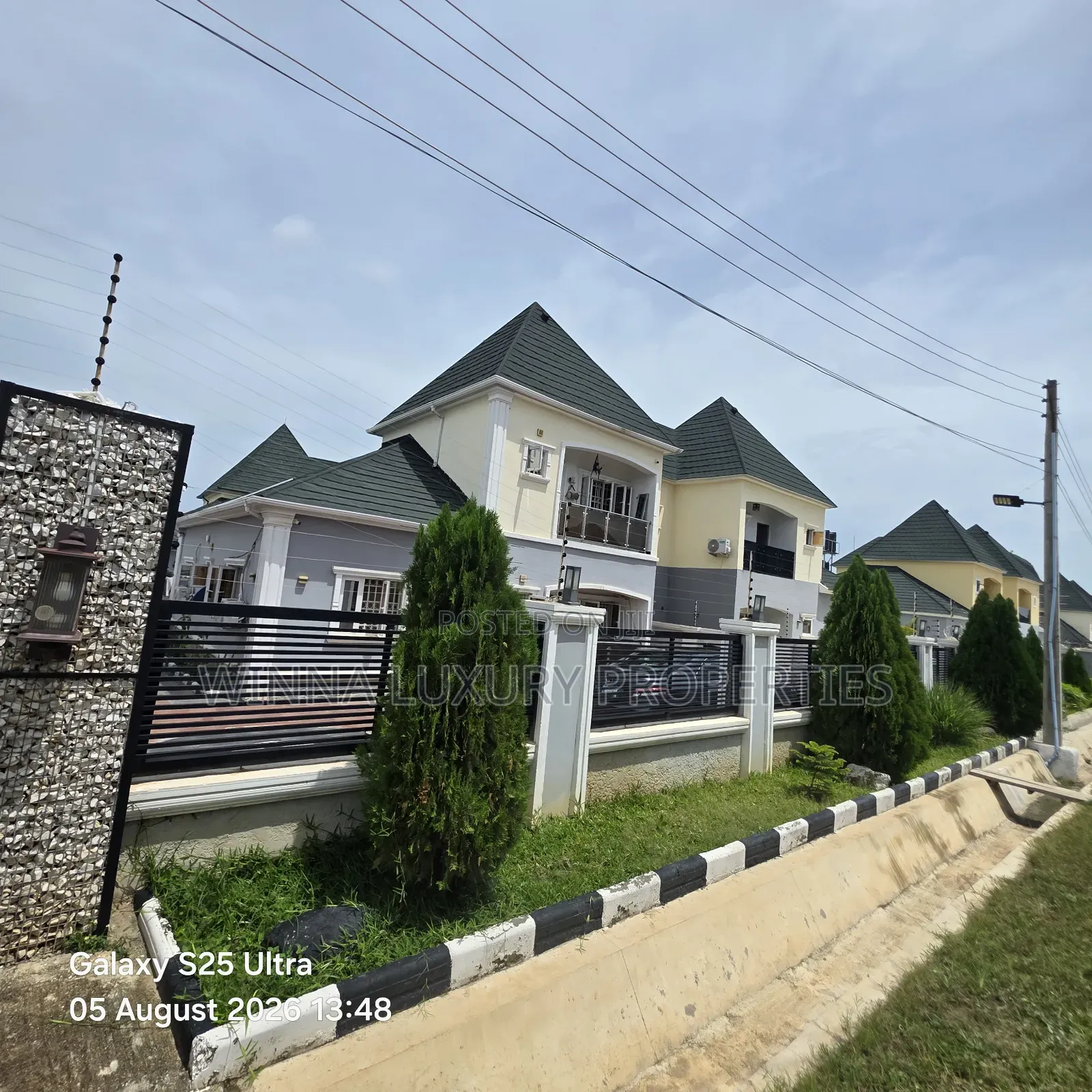 4bdrm Penthouse in Leisure Court, Lugbe District for sale