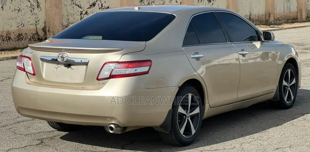 Toyota Camry LE 4dr Sedan (2.5L 4cyl 6A) 2011 Gold