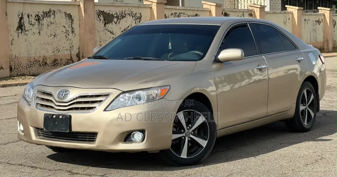 Toyota Camry LE 4dr Sedan (2.5L 4cyl 6A) 2011 Gold