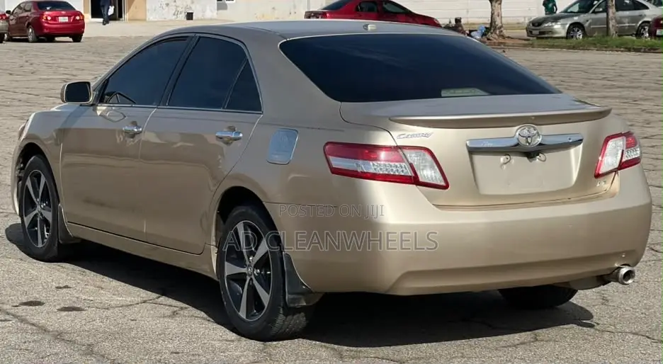 Toyota Camry LE 4dr Sedan (2.5L 4cyl 6A) 2011 Gold