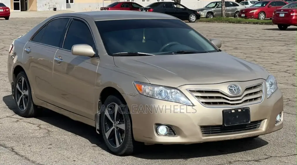 Toyota Camry LE 4dr Sedan (2.5L 4cyl 6A) 2011 Gold