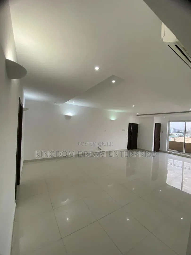 3bdrm Penthouse in Lekki Phase 1 Lagos for rent