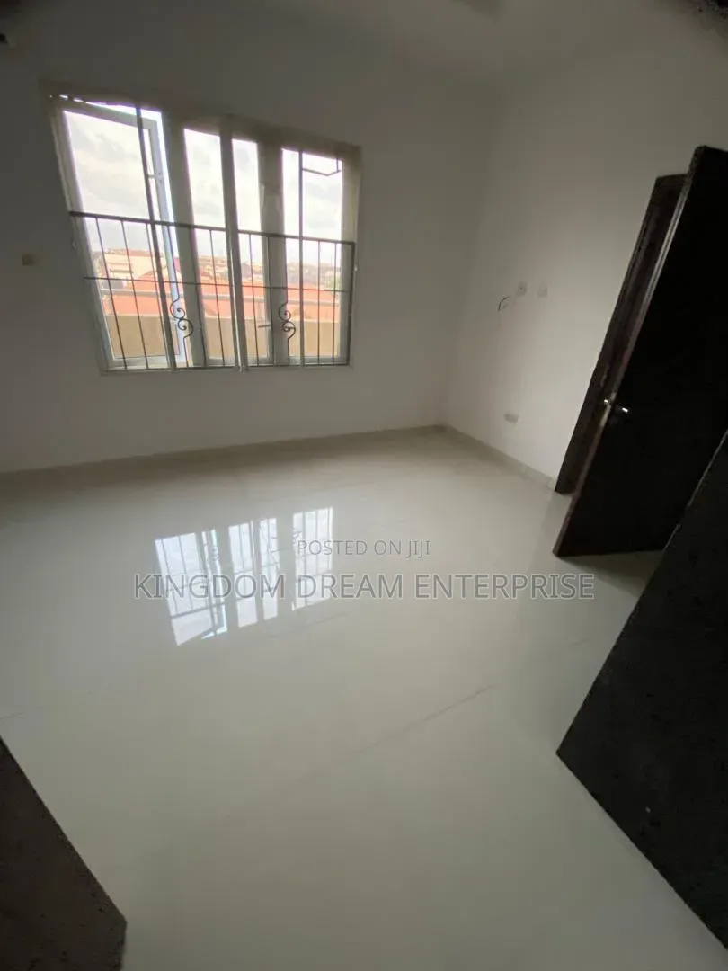 3bdrm Penthouse in Lekki Phase 1 Lagos for rent