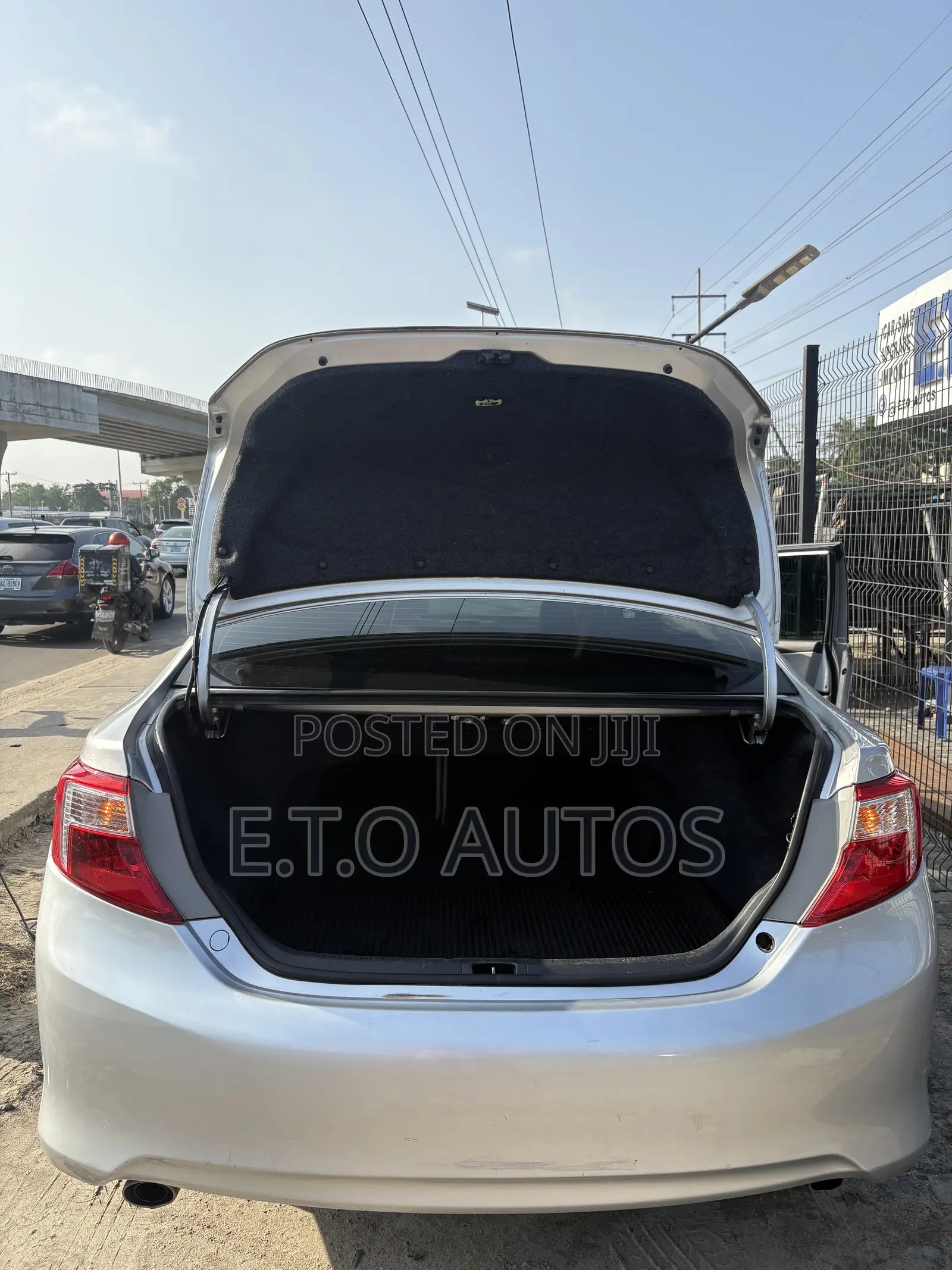 Toyota Camry XLE V6 4dr Sedan (3.5L 6cyl 6A) 2012 Silver