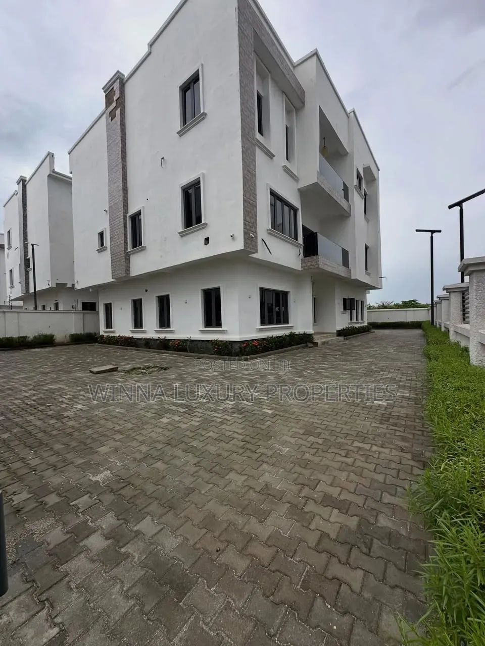 8bdrm Mansion in Asokoro Main for sale