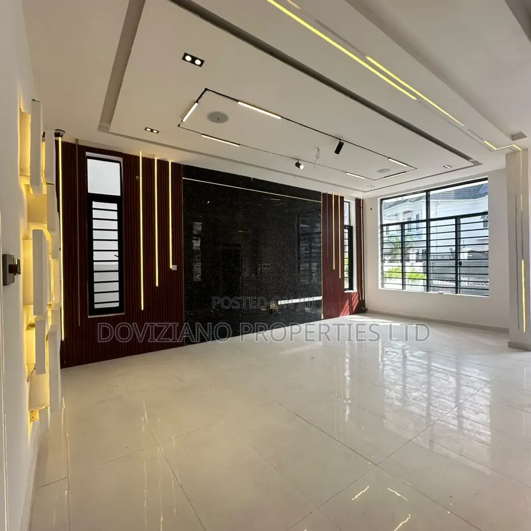 5bdrm Duplex in Ikota for sale