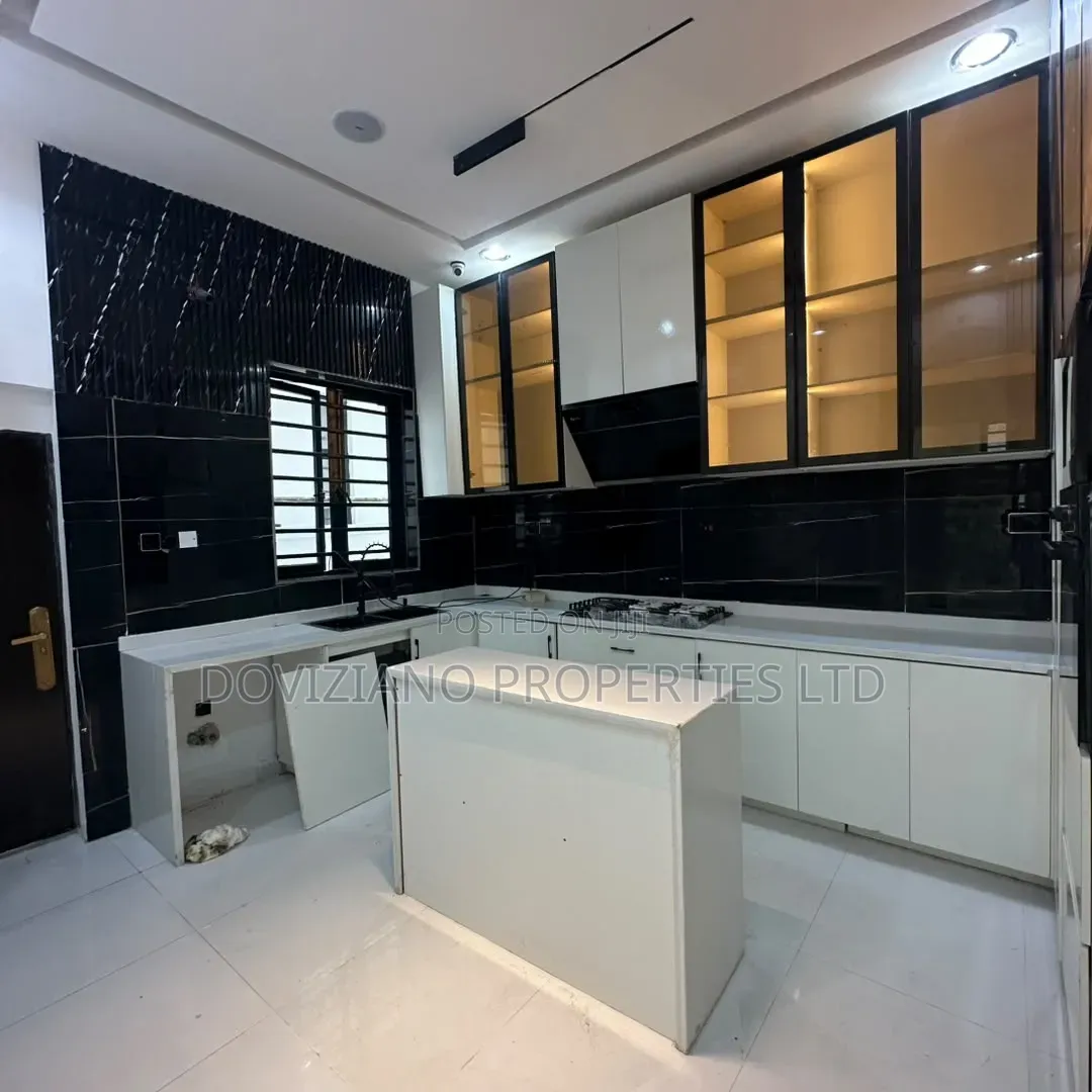 5bdrm Duplex in Ikota for sale