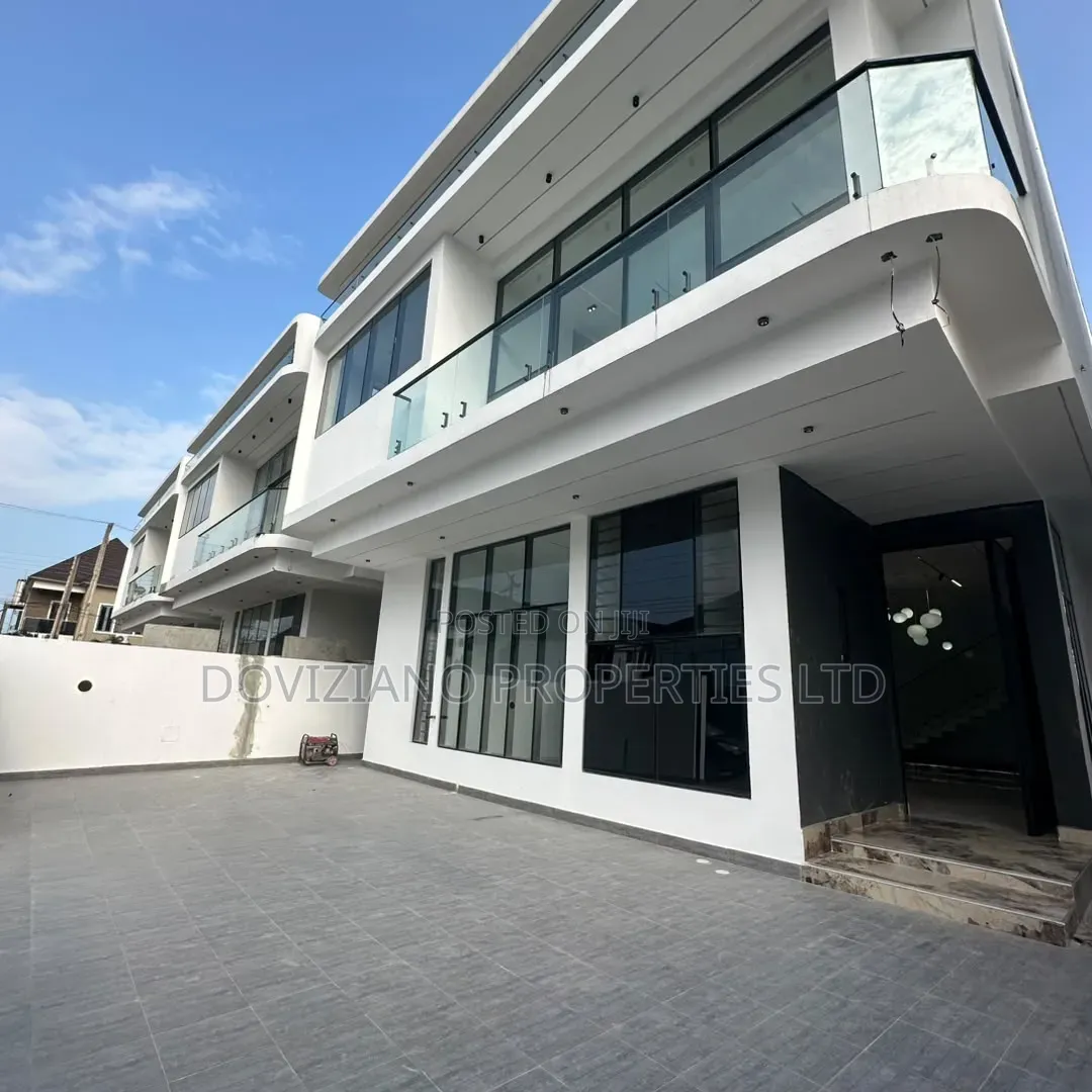 4bdrm Duplex in Ikota for sale