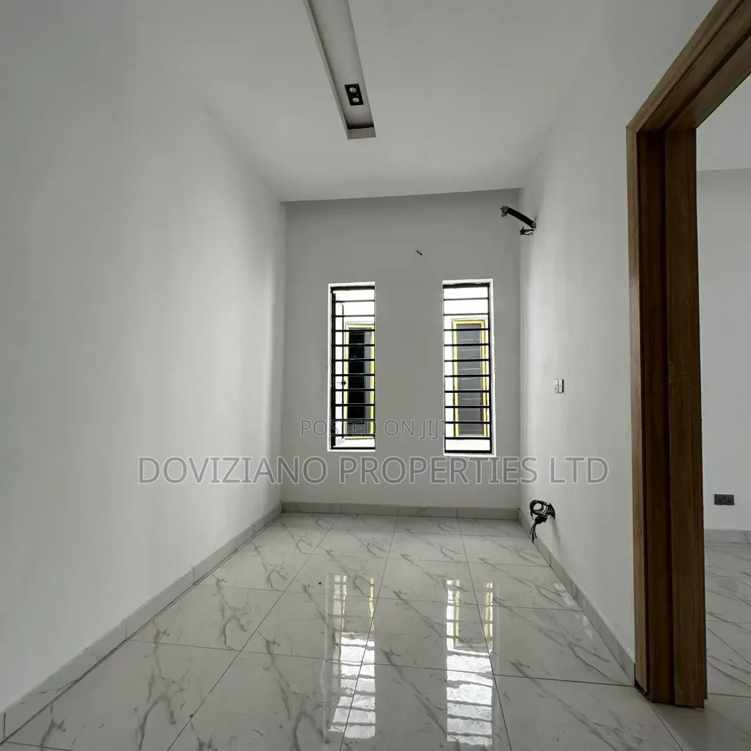 4bdrm Duplex in Ikota for sale