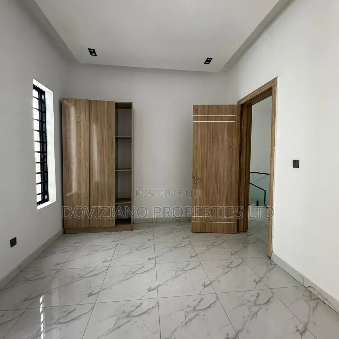 4bdrm Duplex in Ikota for sale