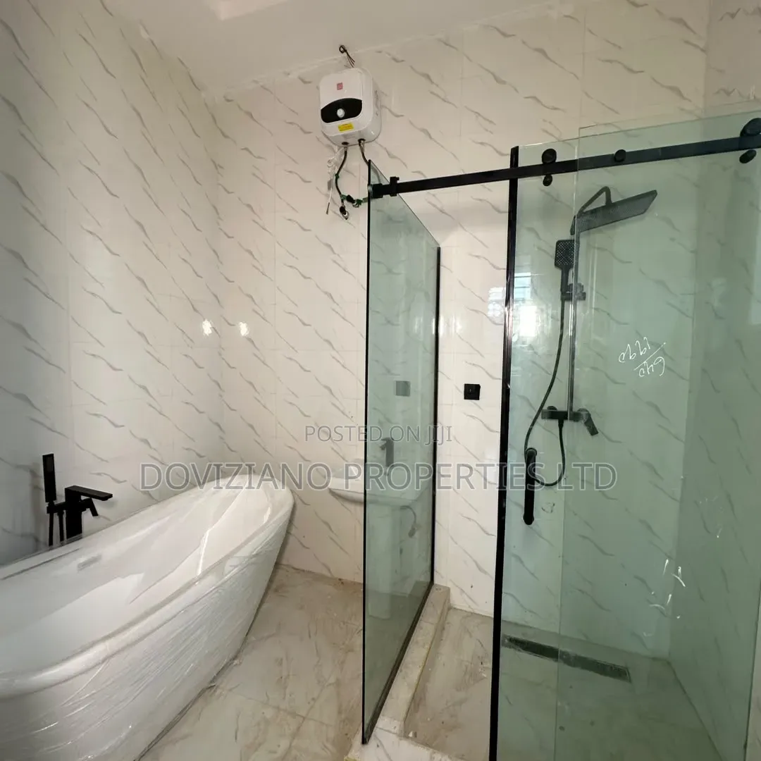 5bdrm Duplex in Sangotedo for sale