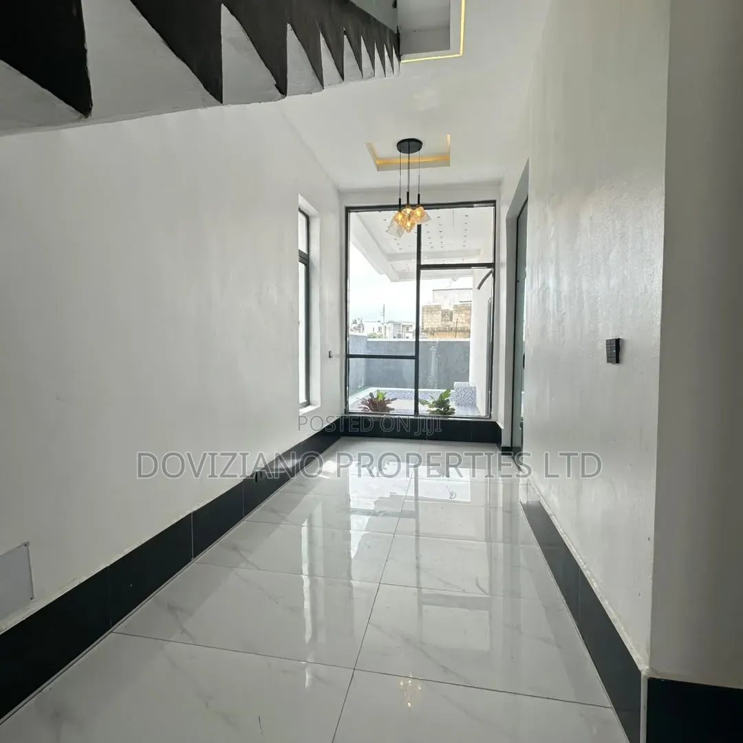 5bdrm Duplex in Sangotedo for sale