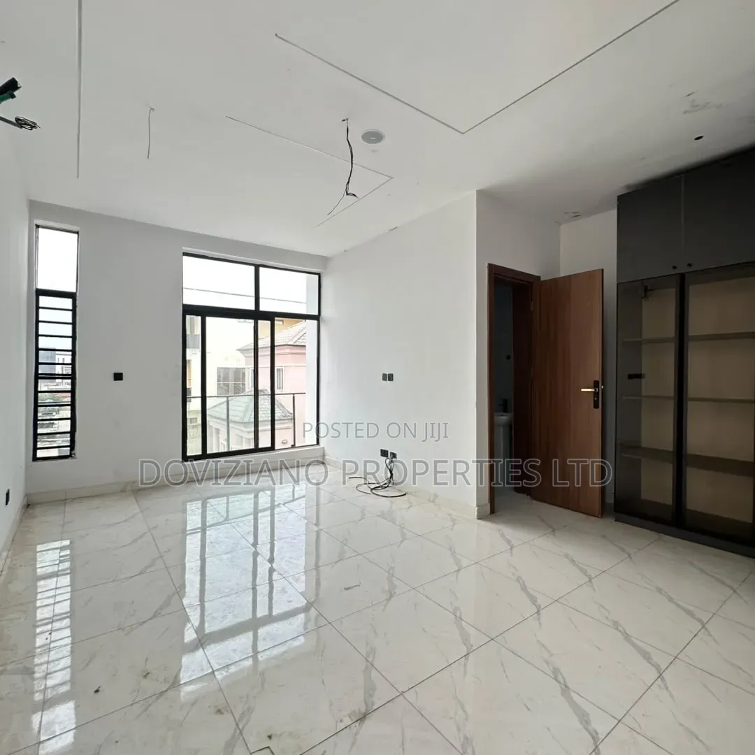 4bdrm Duplex in Ogombo for sale