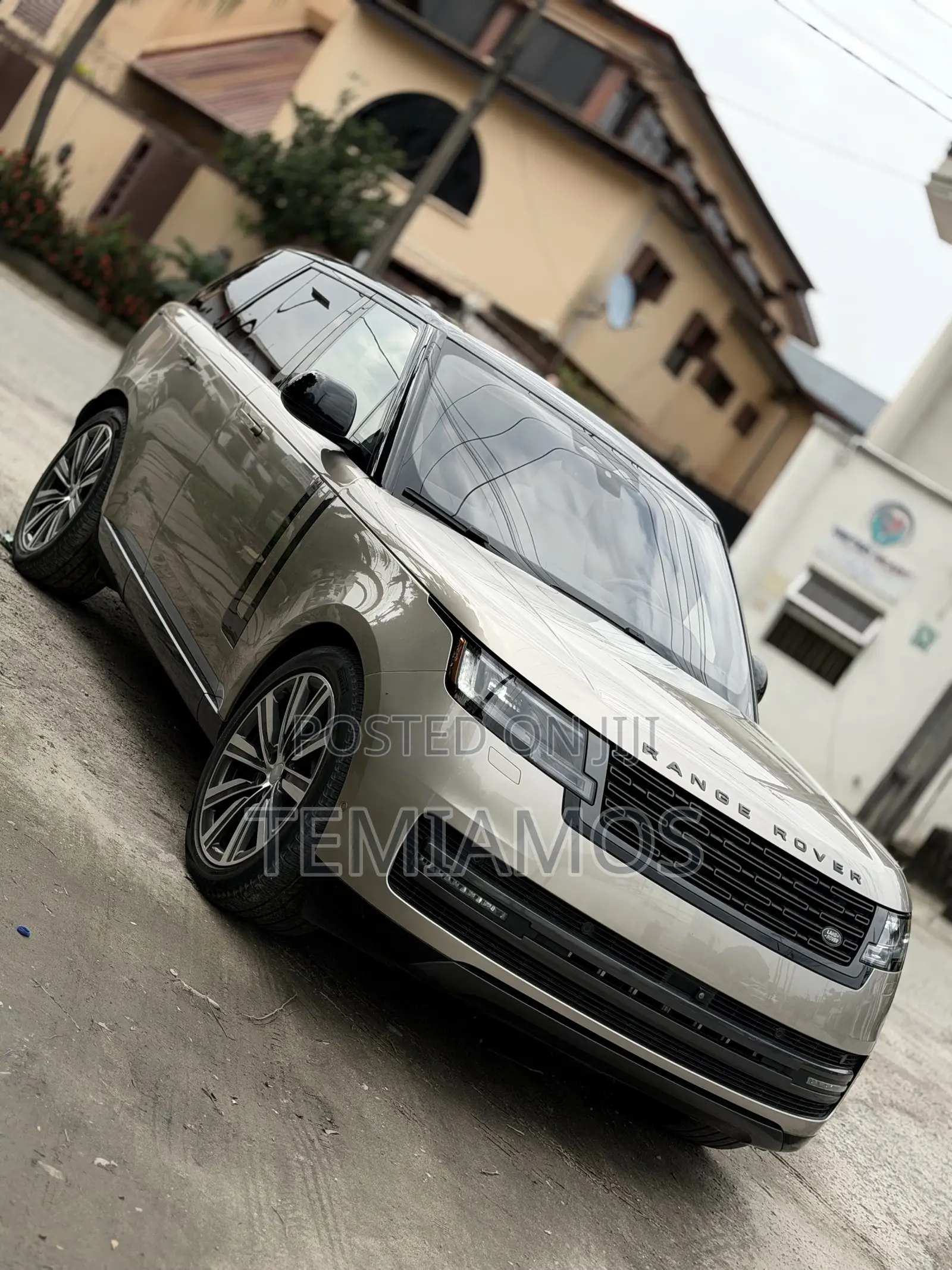 Land Rover Range Rover P400 SE SWB 2023 Gold