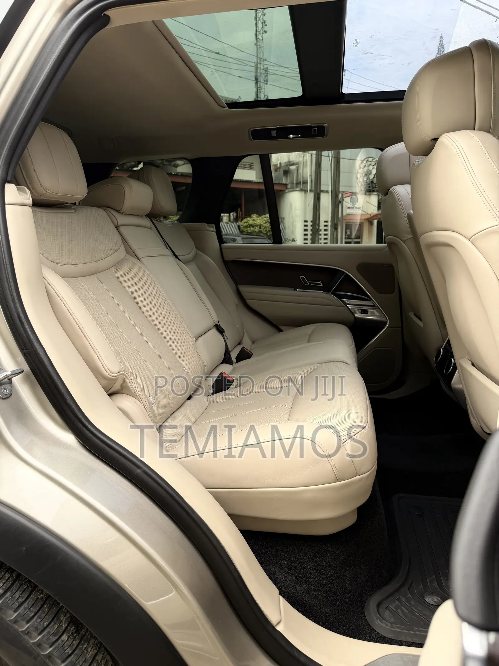Land Rover Range Rover P400 SE SWB 2023 Gold