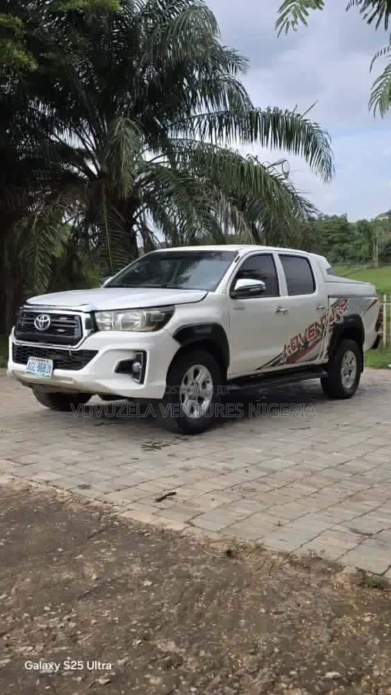 Toyota Hilux 2025 White