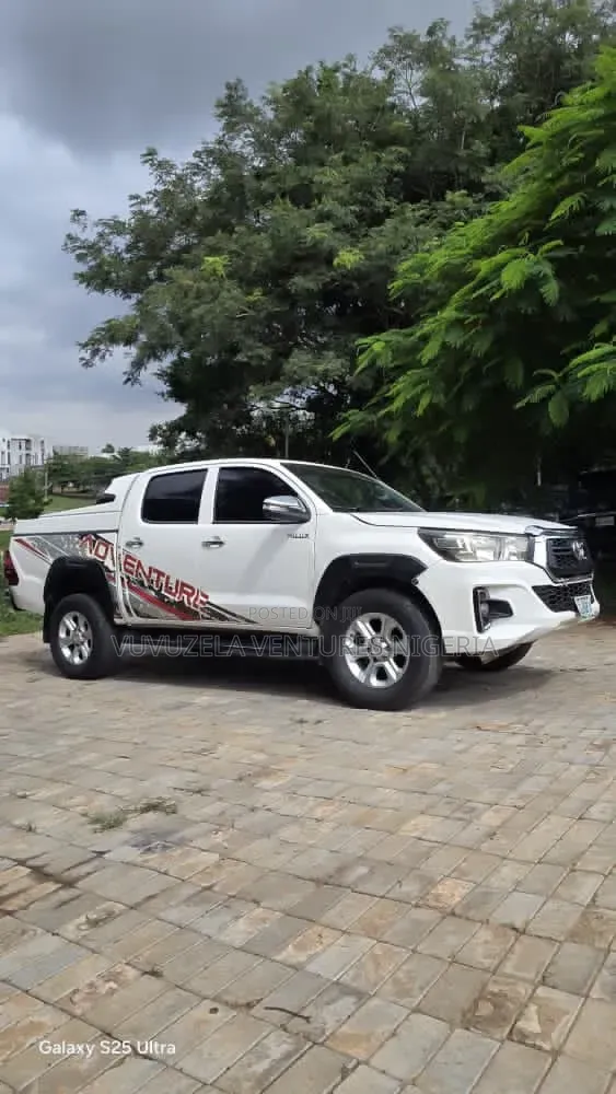 Toyota Hilux 2025 White