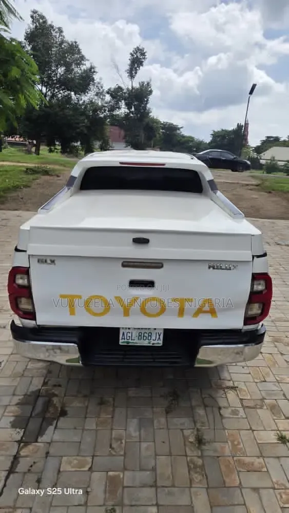 Toyota Hilux 2025 White