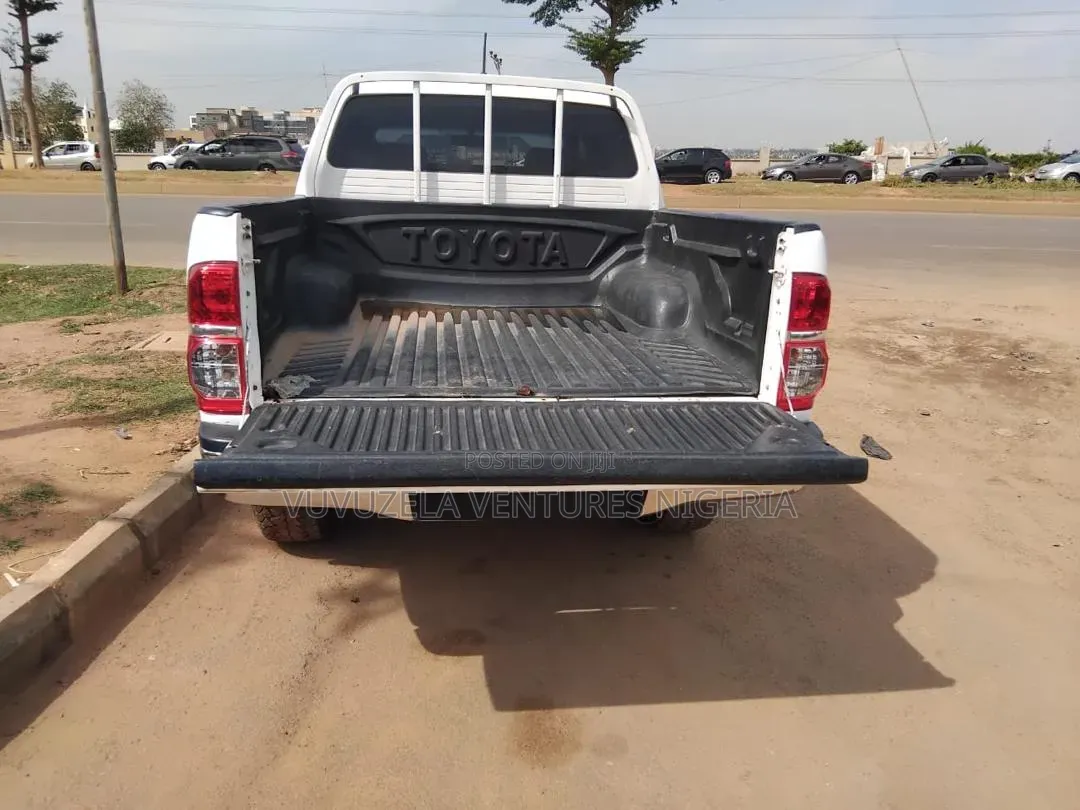 Toyota Hilux 2025 White